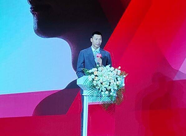 本文力图同时解决这样的问题:新纪录片运动的纪实手法的革命意义何在?它在纪录1990年来社会现实方面有什么成就，又有着怎样的缺憾?两种新纪录片的区别在哪里?20世纪90年代电视纪录片之外与之后，又有哪些发展支脉?纪录片的真实观是如何发生在中国社会里，又是如何与世界哲学潮流相联系的?在对客体的敬畏和主体的张扬之间，到底应该如何妥善处理?后现代纪录片果真撼动了传统纪录片中真实观的根基?真实再现有无伦理底限?中国纪录片在未来如何进行一番新的历史补偿?立志有为的主体将走向何方?。